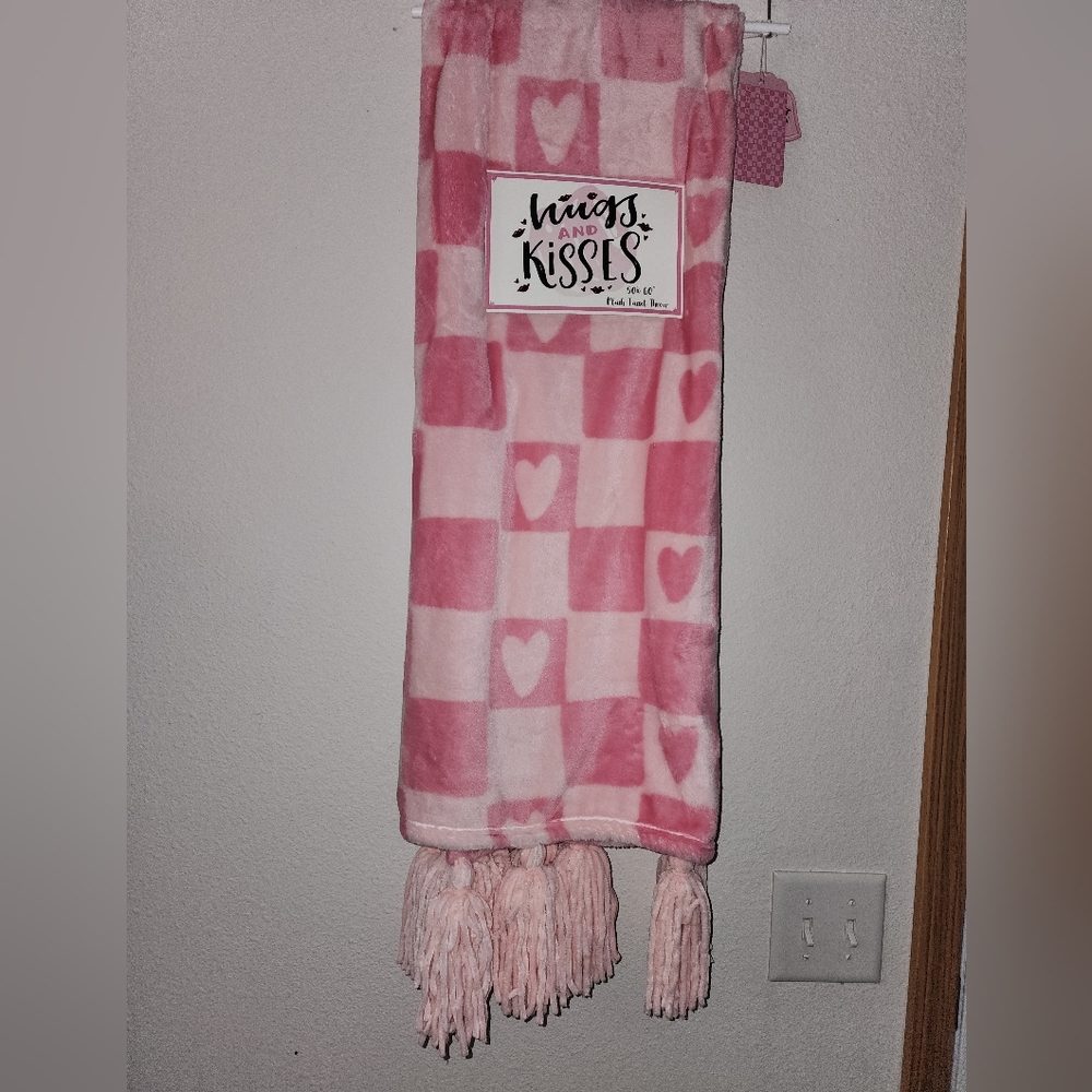✨️🩷NWT HUGS& KISSES VALENTINES DAY SOFT THROW WITH TASSELS🩷💕
